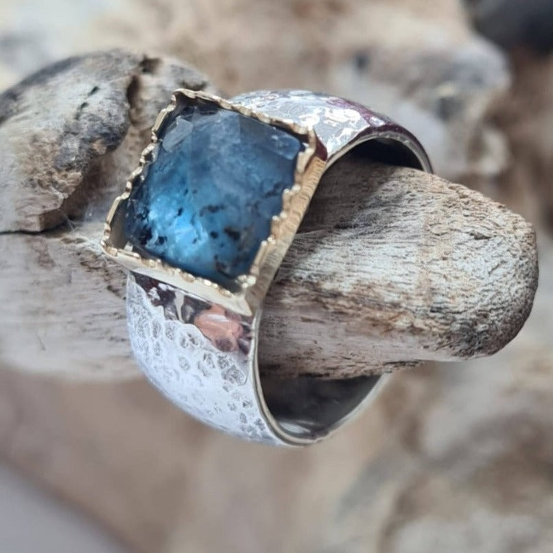 anello con pietra blu